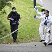 Kriminaltekniker och bombtekniker arbetar i området mellan Serenadgatan och Soprangatan i Malmö på måndagen efter en misstänkt skottlossning mot en lägenhet.