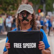 En demonstrant vid en manifestation för yttrandefrihet efter att Kimmels talkshow stoppats i USA.
