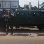 Militärer i Conakry och juntaledaren Mamady Doumbouya. Båda bilderna är tagna i ett annat sammanhang. 