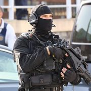 Polis vid skolan efter skjutningen på torsdagen.