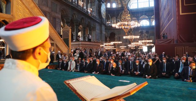 En imam läser från Koranen i Hagia Sofia i dag. TT NYHETSBYRÅN