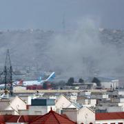 Rök stiger från flygplatsen i Kabul efter terrordådet i torsdags.