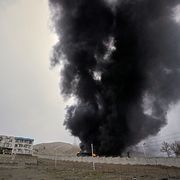 Röken bolmar efter att en amerikansk-israeliska robotar slog ner i en oljedepå i Teheran i går. 