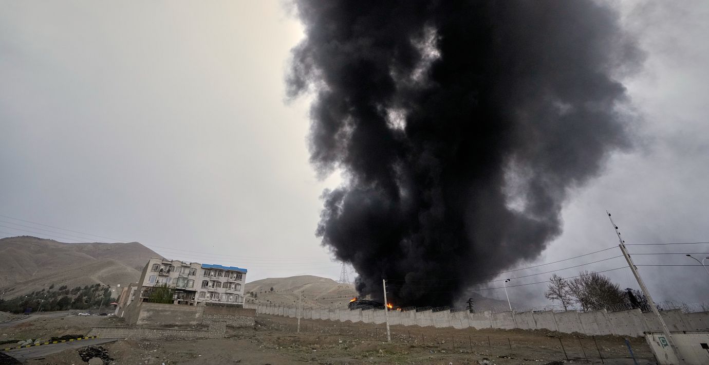 Röken bolmar efter att en amerikansk-israeliska robotar slog ner i en oljedepå i Teheran i går. 
