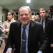 Harvey Weinstein (till höger) med advokaten Arthur Aidala i januari 2020.