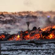 Lava närmar sig den Blå lagunen. 