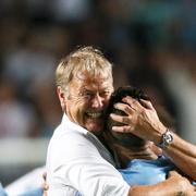 Åge Hareide (i vit tröja) kramar om en Malmö FF-spelare under en match 2015.