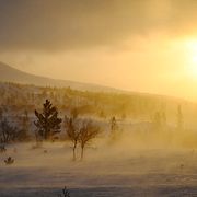 Blåsigt och snöigt på ett fjäll. Arkivbild. 