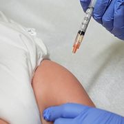 Ett barn får sitt MPR-vaccin mot mässling, påssjuka och röda hund.
