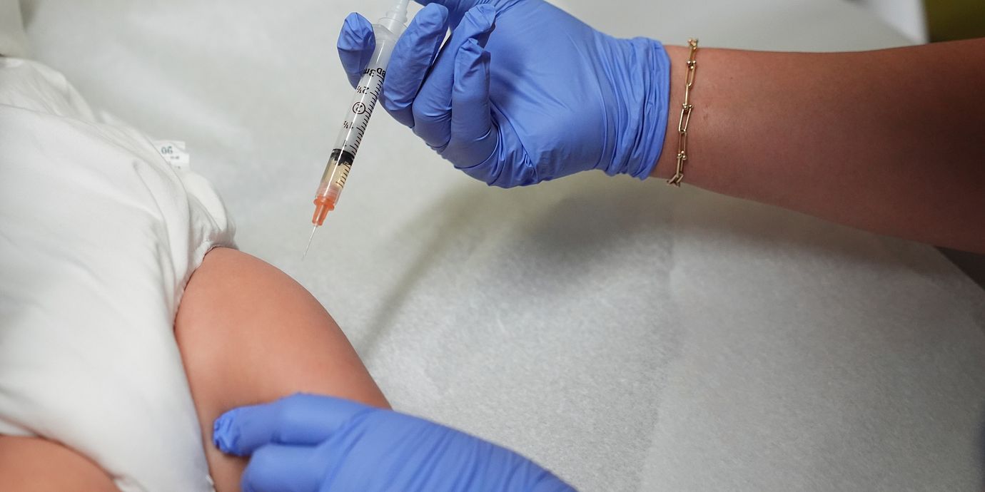 Ett barn får sitt MPR-vaccin mot mässling, påssjuka och röda hund.