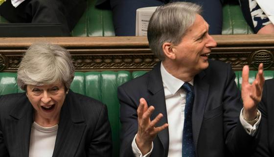  Avgående premiärminister Theresa May och finansminister Philip Hammond. 