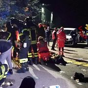 Räddningspersonal hjälper skadade utanför nattklubben. 