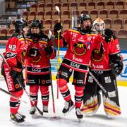  Luleås Ronja Savolainen jublar tillsammans med Sara Grahn efter semifinal fyra i SDHL