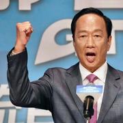 Terry Gou talar i Taipei under en presskonferens i somras. 