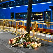 Minnesplats efter bussolyckan där tre personer omkom under fredagseftermiddagen.