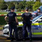 Polis på plats efter skottlossningen.
