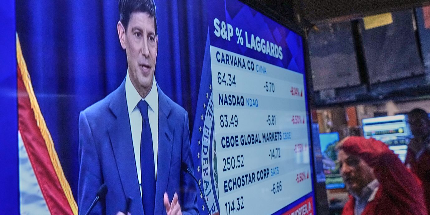 Federal Reserve-chefen Kevin Warsh på tv-skärm på börsgolvet i New York. Arkivbild.