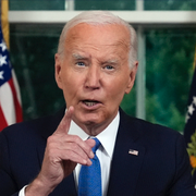 USA:s president Joe Biden och en bild på två israeliska kvinnor som tar en bild framför graffiti föreställande den tidigare Hizbollahledaren Hassan Nasrallah efter att Israel dödat honom i en attack. 