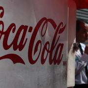 Arkivbild: En man äter en smörgås vid en Coca-Cola-skylt i Mexiko.
