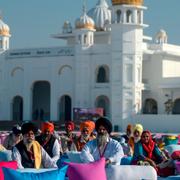 Indiska sikher utanför templet som rymmer Guru Nanaks grav.