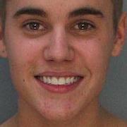 Polisens ”mugshot” av Justin Bieber.