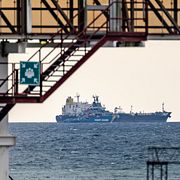 Kustbevakningens fartyg intill Flora 1.