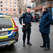 Justitieminister Gunnar Strömmer (M) samtalar med en polis i Huvudsta i Stockholm. 
