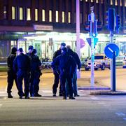 Området kring bilen är avspärrat och kriminaltekniker och personal från nationella bombskyddet är på väg.