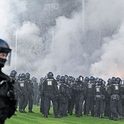 Bild från matchen mellan Mannheim och Kaiserslautern, som urartade fullständigt.