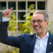 Herbert Kickl, ledare för Frihetspartiet, FPÖ, gör tummen upp på väg ut ur en vallokal i dag. 