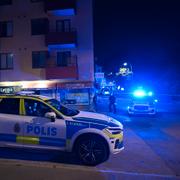 Polis på plats efter att en person inne på en restaurang skjutits i Midsommarkransen på lördagskvällen. 