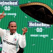 Lewis Hamilton firar segern.