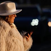 En kvinna med sin telefon i Moskva.