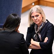 Socialdemokraternas partiledare Magdalena Andersson (S) och Vänsterpartiets partiledare Nooshi Dadgostar i riksdagen.