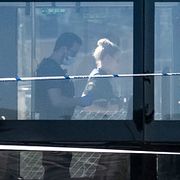 Polis och kriminaltekniker på plats efter att en pojke i 15-årsåldern  påträffats med stickskador på en buss på Holma i Malmö på tisdagen