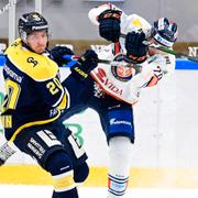 Illustrationsbild: HV71:s Linus Sandin och Växjös Pontus Holmberg under torsdagens ishockeymatch i SHL. 