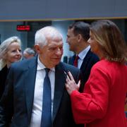 Josep Borrell hälsar på Sloveniens utrikesminister Tanja Fajon under EU:s utrikesministermöte i Bryssel, Belgien den 18 november 2024. 