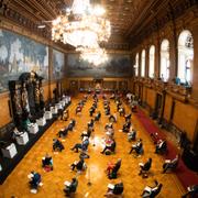 Hamburgs borgmästare Peter Tschentscher talar i stadens parlament.