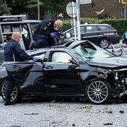 Polisens kriminaltekniker undersöker en personbil som voltat in på en mack och krockat med ett antal släpvagnar på Ramels väg på Rosengård i Malmö natten till torsdagen. I bilen fanns en skottskadad man.