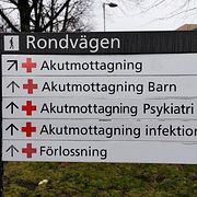 Skylt vid Östra sjukhuset i Göteborg, dit kvinnan fördes i förlossningens slutskede.