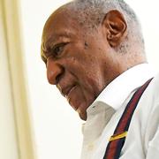 Bill Cosby lämnar rättssalen i handbojor efter domen. 