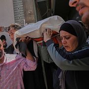 Sörjande bär 16-årige Raghad Hassan Ashour, som dödades i ett israeliskt flyganfall, under begravningen i Gaza stad, 22 juni 2026.