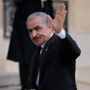 Palestinska myndighetens premiärminister Mohammad Shtayyeh kommer att sitta kvar till dess att en ny regering har utsetts.