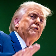 USA:s president Donald Trump och Irans flagga.