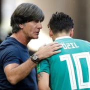 Joachim Löw och Mesut Özil under sommarens VM.