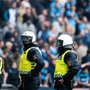 Poliser på fotbollsmatch.