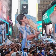 Argentinska fans samlades på Times Square i New York under lördagskvällen – ett dygn innan deras lag möter Spanien i VM-finalen.