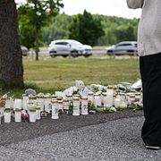 Fagerstabor lämnar blommor och ljus utanför Brinellskolan efter fredages skoldåd.