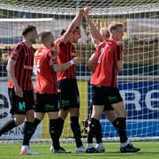 Brommapojkarnas Nikola Vasic nickar in 2-0 bakom Varbergs målvakt Stojan Lukic och gratuleras av lagkompisarna.