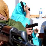 En pakistansk lärare lär sig att skjuta med ett vapen under en två dagar-kurs.